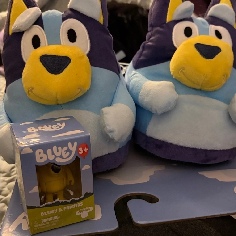 Bluey’s kids  3-D slippers L and Bluey collectible set.NWT